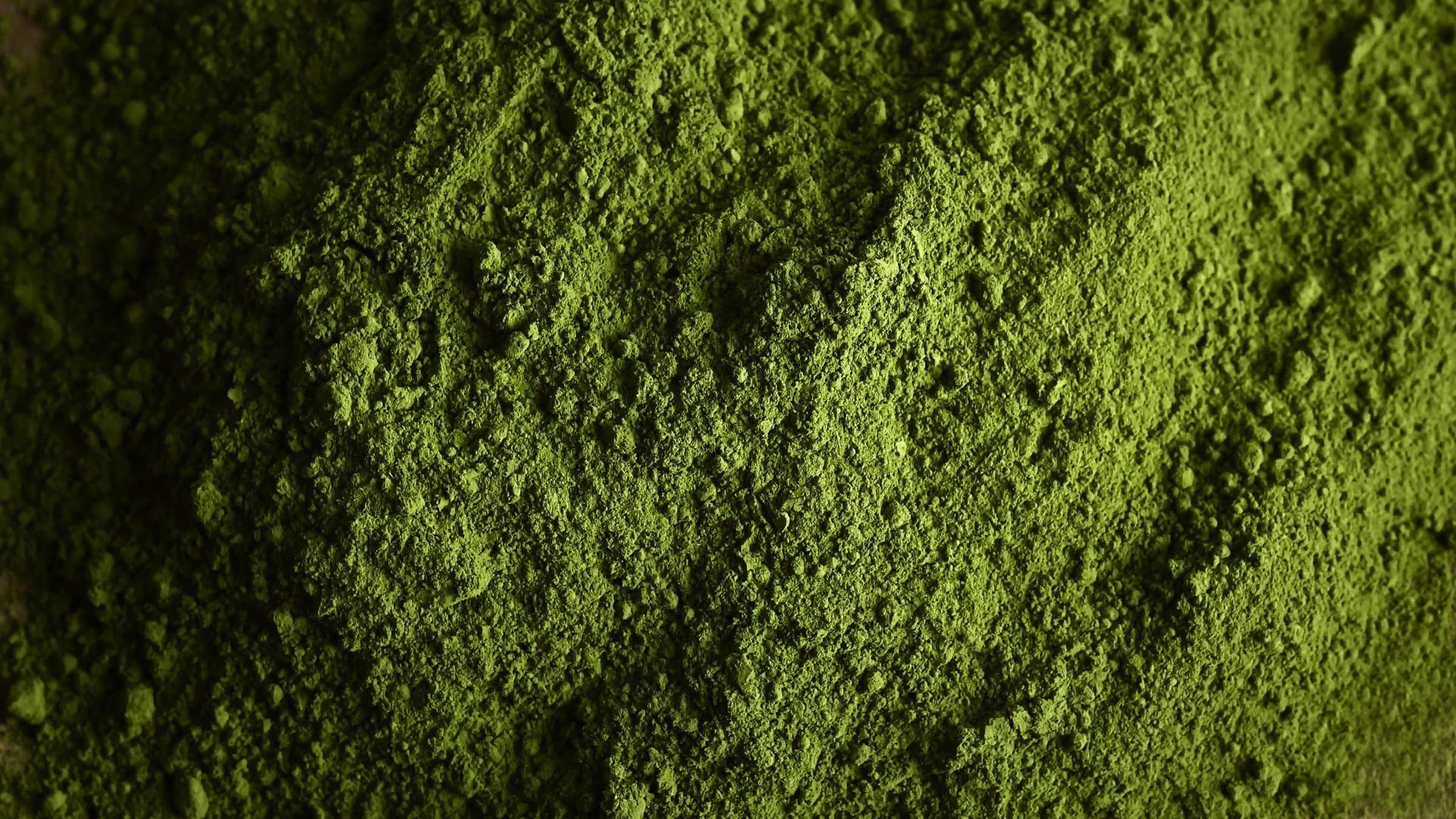 Nahaufnahme von leuchtend gruenem Matcha-Pulver