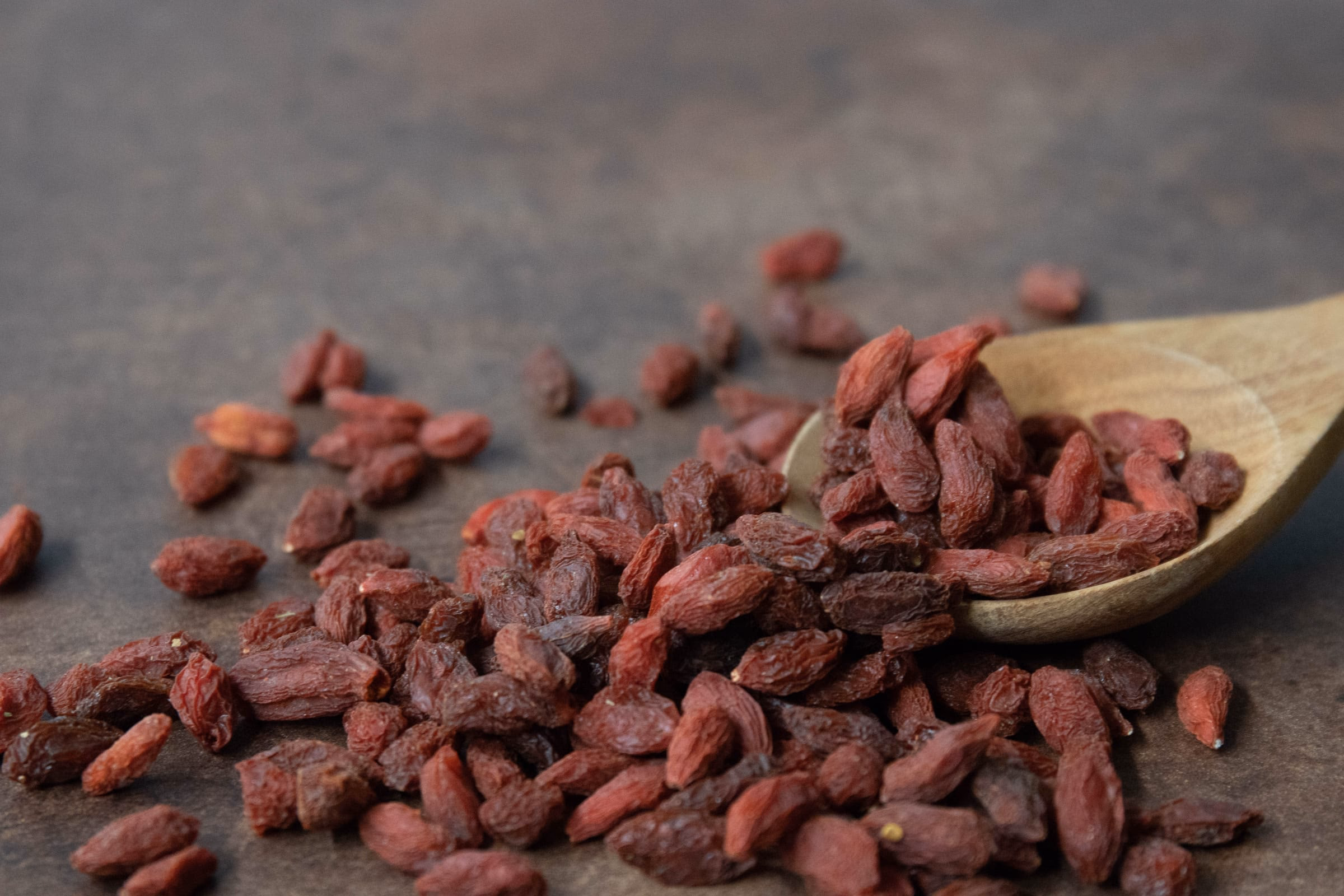 Getrocknete Goji-Beeren auf einem Holzloeffel