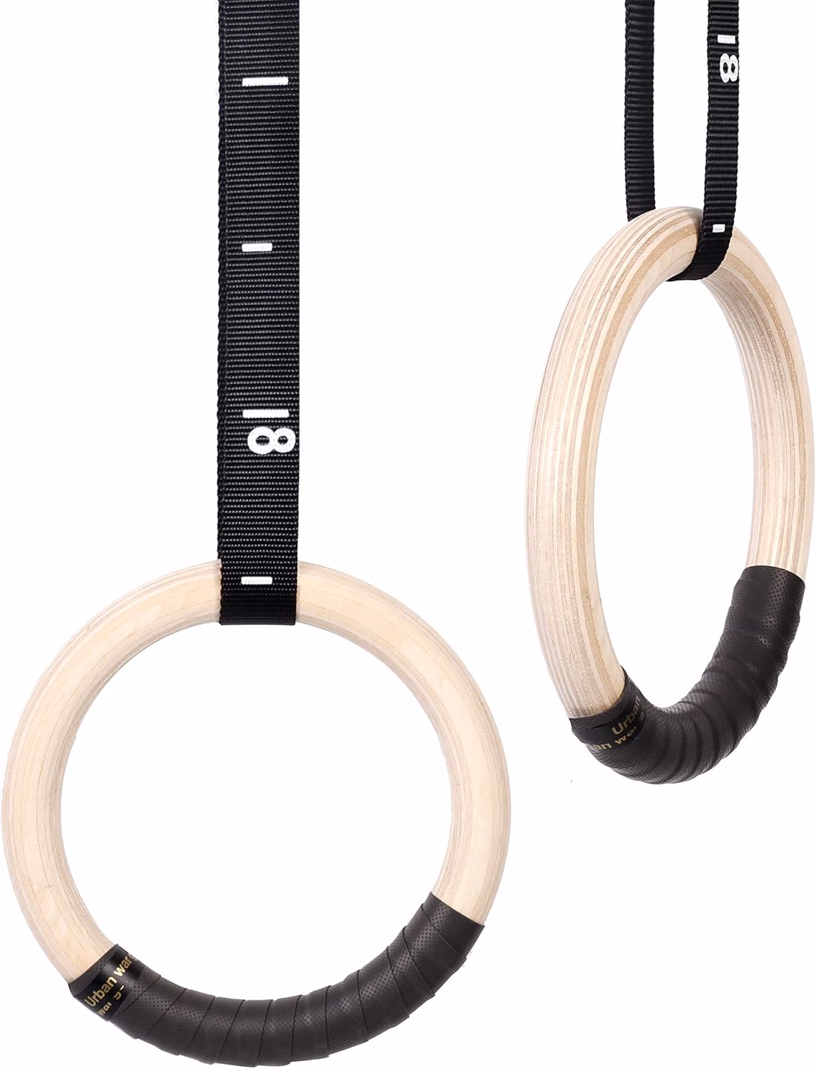 Zwei Gymnastikringe aus Holz mit schwarzen Gurten