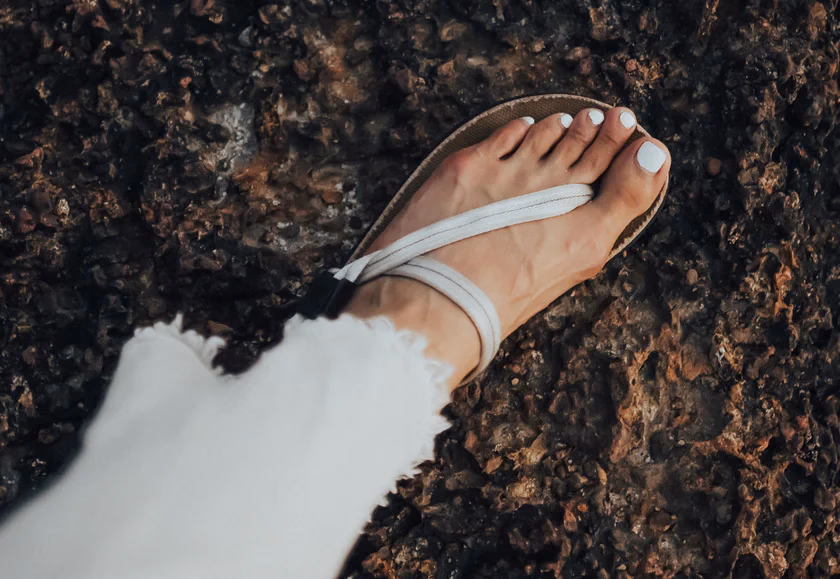 Barfuss-Sandale von Earth Runners auf Waldboden