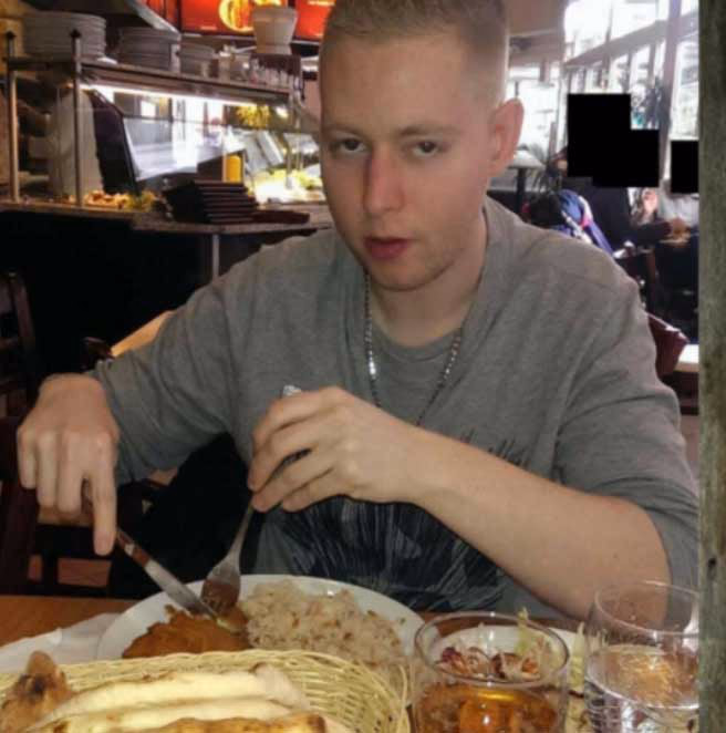Benjamin Weidig in jungen Jahren beim Essen in einem Restaurant