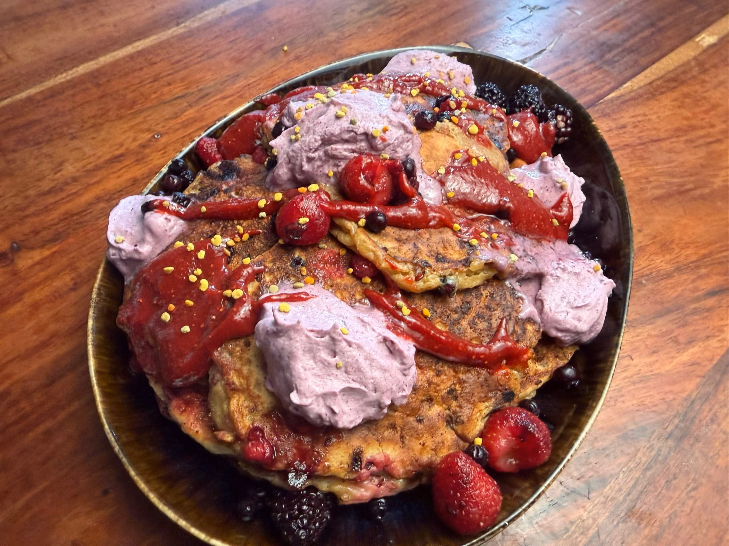 Schale mit Pancakes, frischen Erdbeeren und Beerencreme