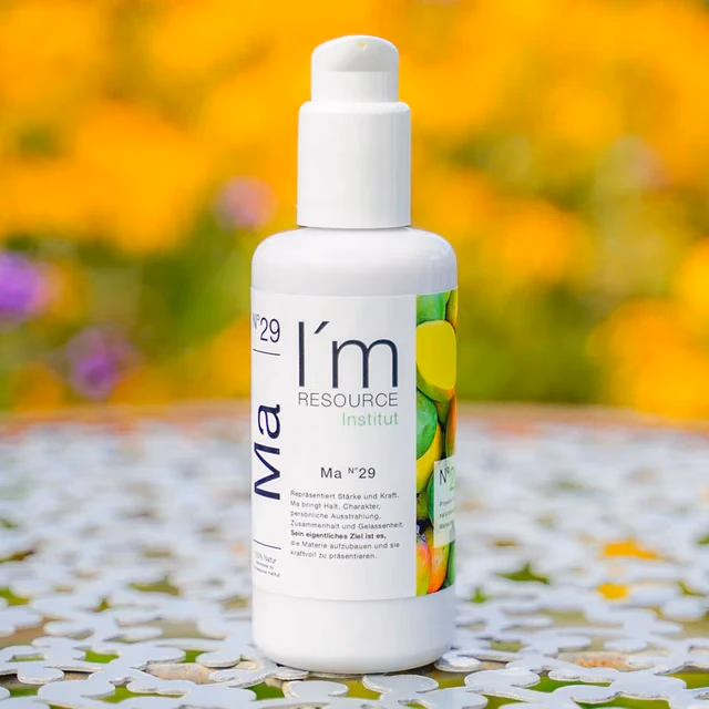 Flasche Haar-Shampoo von I'm Resource vor bluehender Wiese