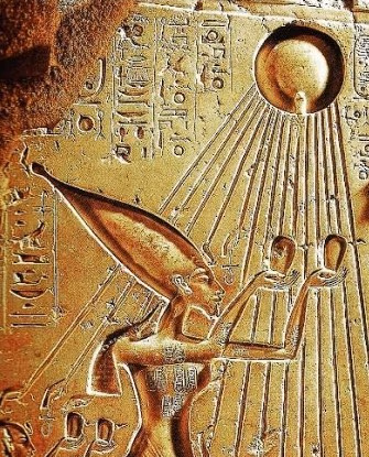Altaegyptisches Relief: Pharao Echnaton unter der strahlenden Sonnenscheibe Aton