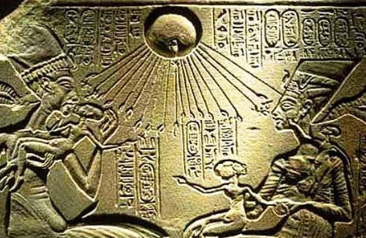Altaegyptisches Relief mit der Sonnenscheibe Aton und ihren Strahlenhaenden
