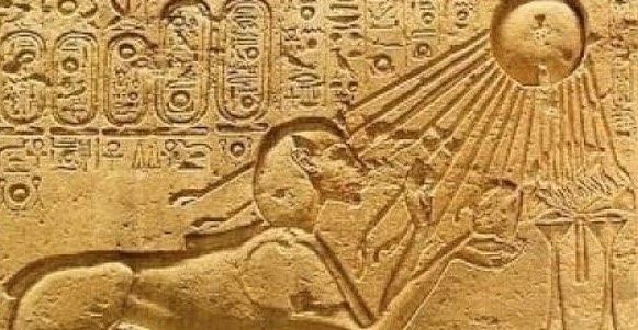 Altaegyptisches Relief mit der Sonnenscheibe Aton ueber einer Opferszene