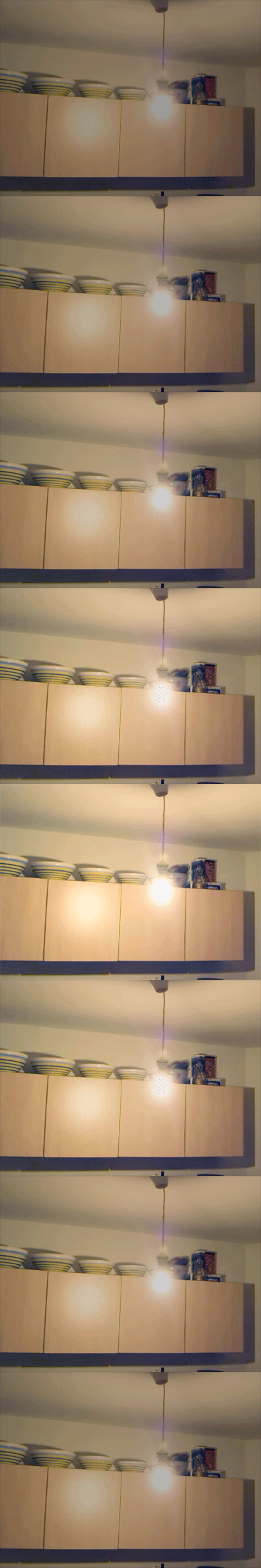 Kuechenzeile mit warmem Deckenlicht am Abend