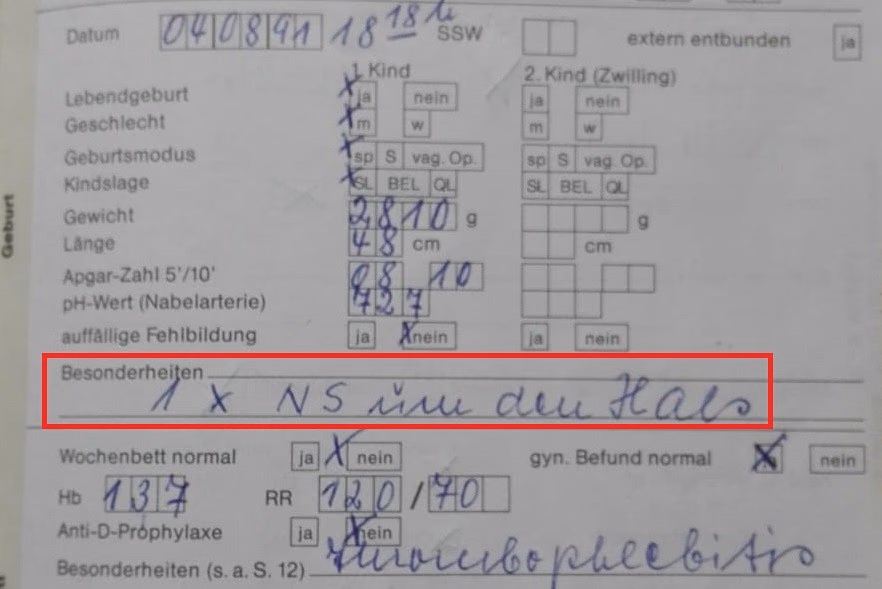 Ausschnitt aus einem Geburtsprotokoll, in dem der Eintrag 'Nabelschnur um den Hals' rot markiert ist